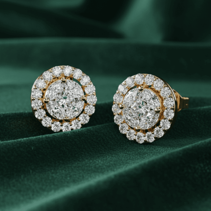 Planet Genesis - Diamond stud earrings with a large central round diamond, double halo of smaller diamonds, set in white metal on green velvet. - IGI-Certified Lab-Grown Diamonds Planet Genesis - Diamond stud earrings with a large central round diamond, double halo of smaller diamonds, set in white metal on green velvet. - IGI-Certified Lab-Grown Diamonds